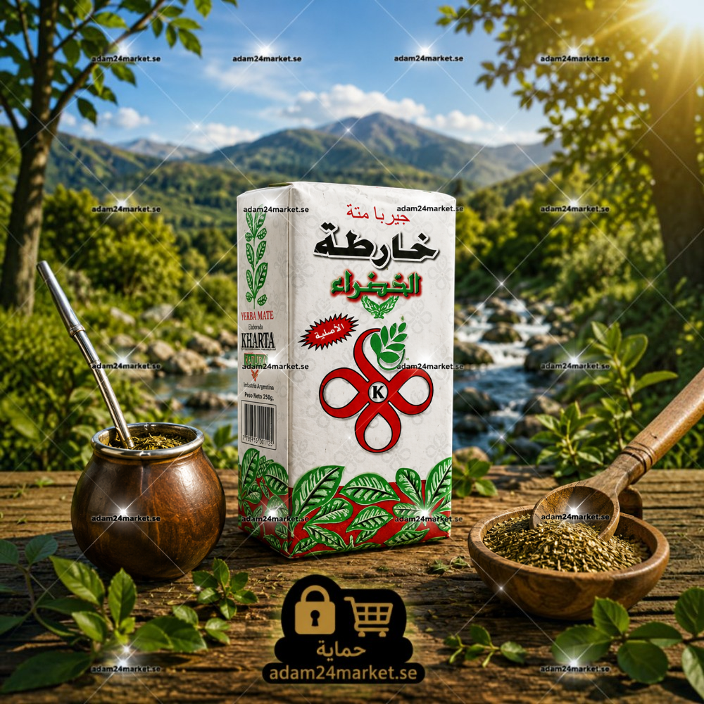 عبوة شاي يربا ماتي بيضاء من Adam Market بوزن 250 جرام مع كوب خشبي وملعقة في مشهد طبيعي خارجي